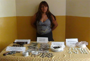 MUJER CAPTURADA CON ARMAS Y DROGAS