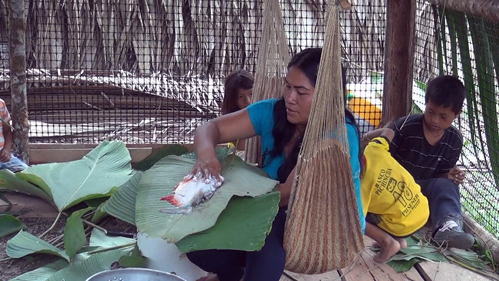 MUJER WAO PREPARANDO EL MAITO