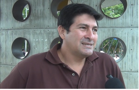 Gobernador reconoció que hubo un error al poner las pancartas en el sector del INIAP