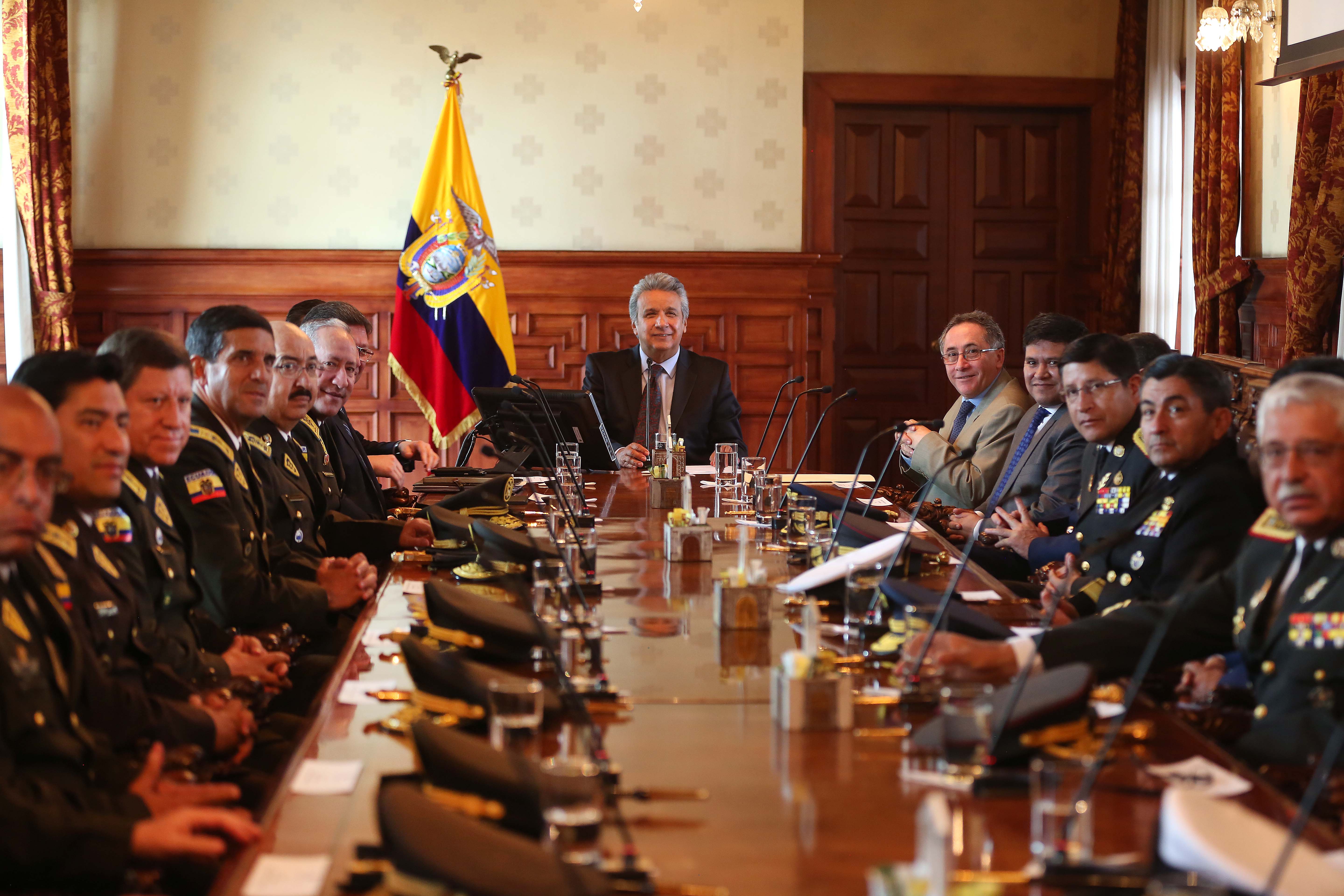 Presidente Moreno reitera apertura al diálogo y respeto a la institucionalidad de Fuerzas Armadas y Policía Nacional