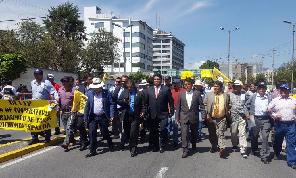 MARCHA DE TAXISTAS EN QUITO, EXIGE CONTROL DE TAXISMO INFORMAL CON APLICACIONES
