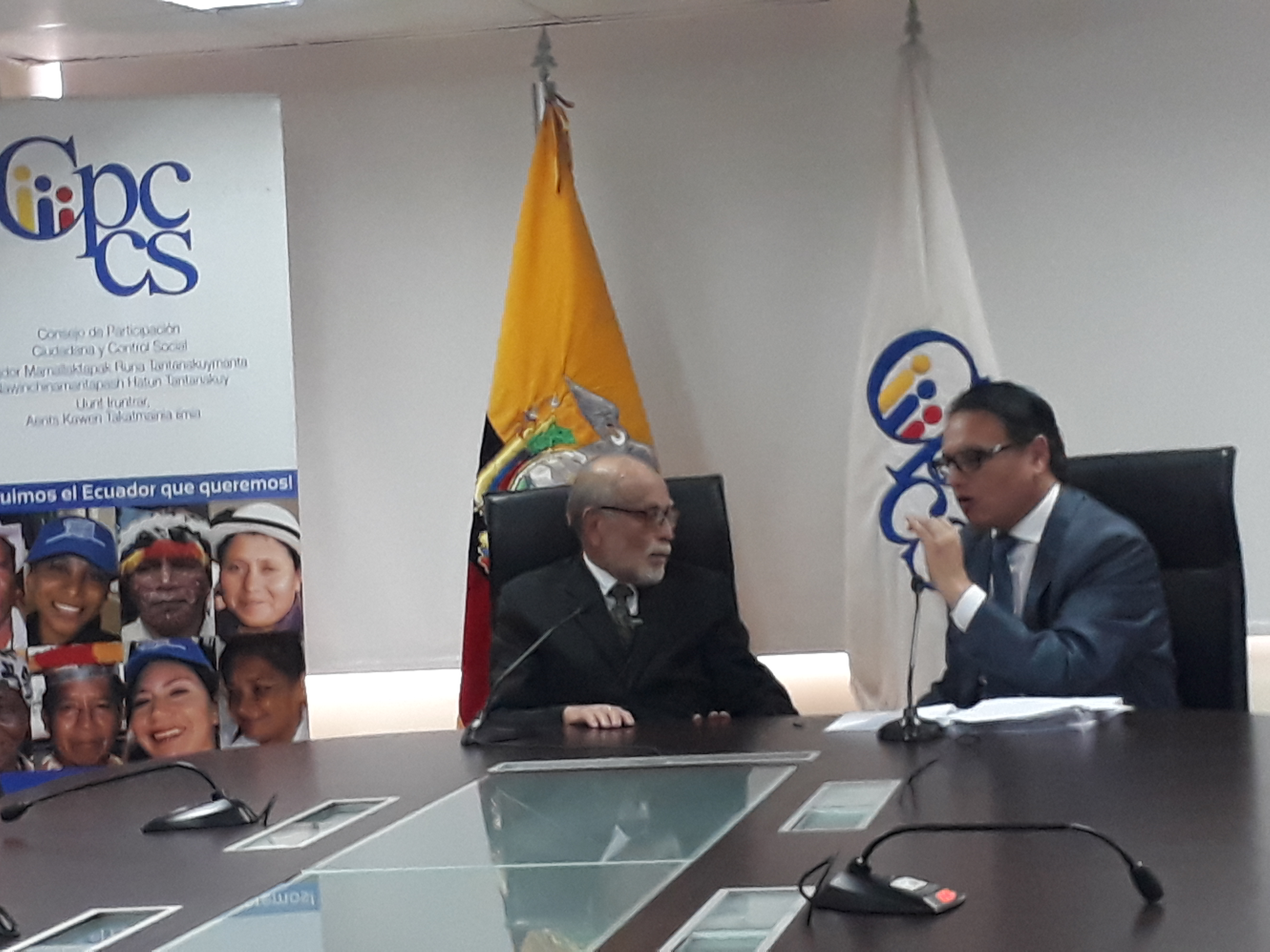 FERNANDO VILLAVICENCIO, PRESENTA DENUNCIAS ANTE CPCCS-T, PARA QUE SE INVESTIGUE A FISCAL BACA