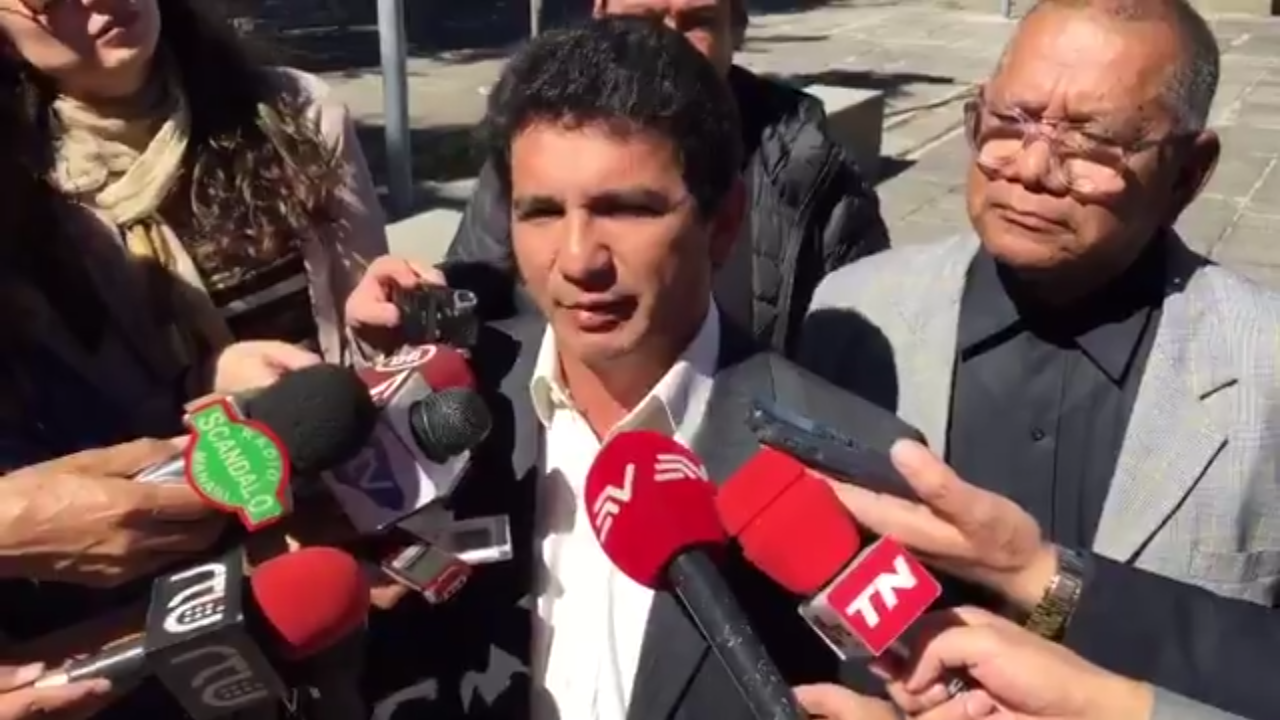 Ex asambleísta Cléver Jiménez acudió ante la Fiscalía General, al reconocimiento de la firma sobre la denuncia presentada en contra del ex fiscal Galo Chiriboga