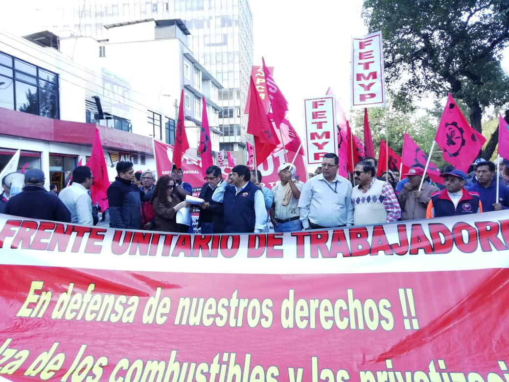 Centrales sindicales marchan en rechazo a las medidas Económicas.