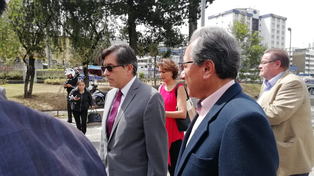 César Montúfar presentó en la Fiscalía General del Estado,  pedido de acto urgente y evitar la salida del país de los procesados.