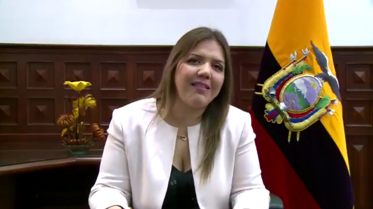 María Alejandra Vicuña  presenta renuncia a su cargo de vicepresidenta.
