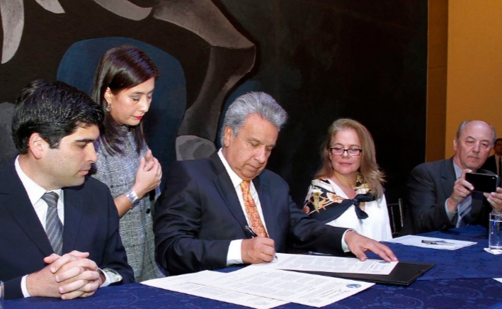 Ecuador firma la Declaración de Chapultepec, máxima expresión de la libertad de expresión y de prensa como fundamento de la democracia.