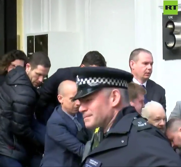 Julian Assange fundador de Wikileaks es arrestado en la embajada de Ecuador en Londres.