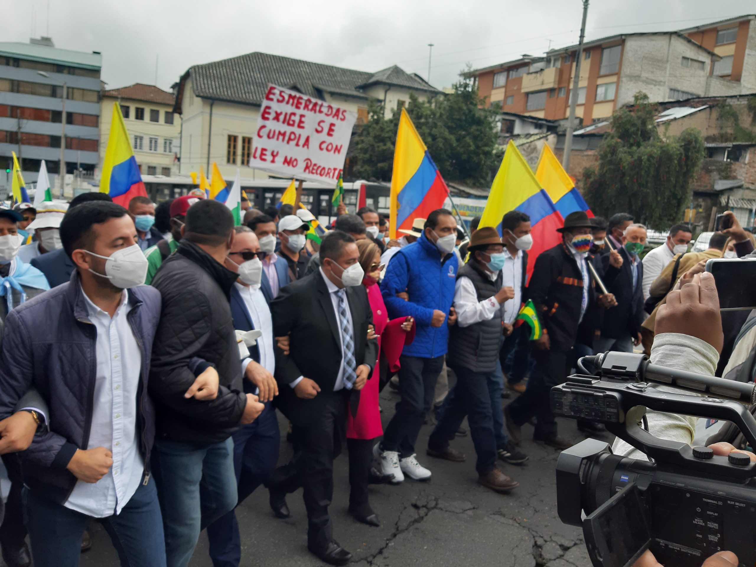 Alcaldes llegan a la Plaza Grande en medio de algarabía y gases lacrimógenos, sin obtener resultados