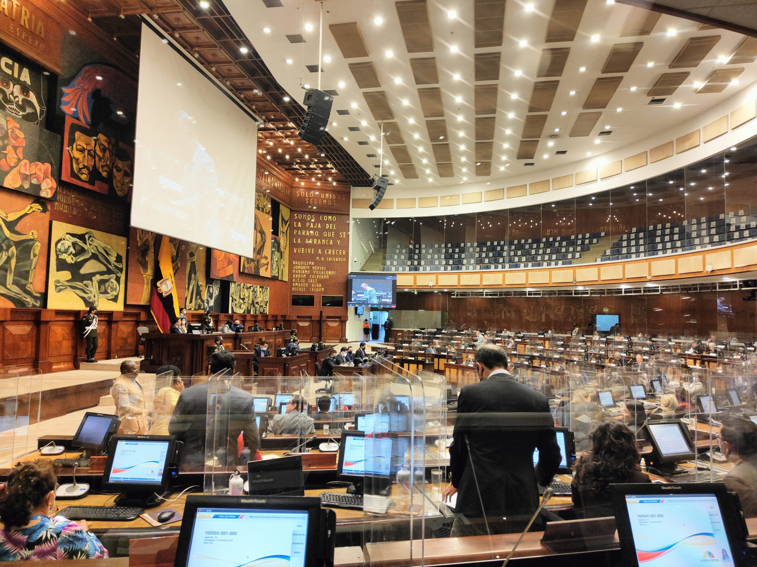 Legislativo exhorta al presidente que asista al pleno y expliqué sobre su supuesta relación con empresas en paraísos fiscales